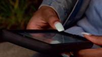 La enfermedad del pulgar es una de las nuevas dolencias asociadas al uso excesivo de los teléfonos celulares, entre otros males.
