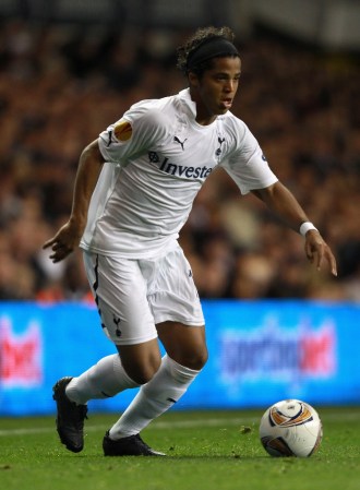Delantero. Giovani Dos Santos. Nació el 11 de mayo de 1989. Debutó en 2007 con el FC Barcelona.