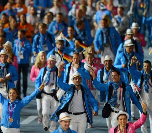 Tras el desfile oficial de los abanderados de cada país, el resto de los atletas aparecieron de entre las gradas.