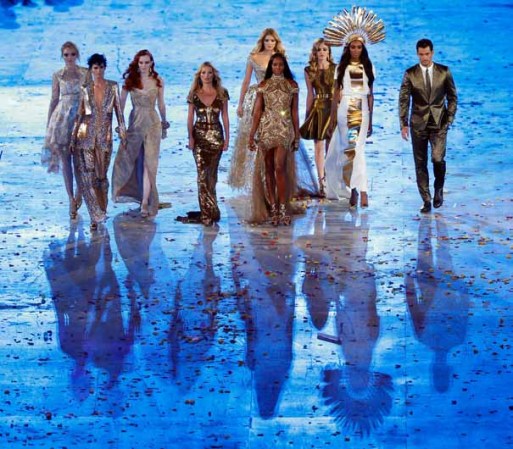 Con la aparición de las más emblemáticas modelos británicas, la ceremonia de clausura rindió tributo al legado de la moda de Gran Bretaña al mundo. Kate Moss y Naomi Campbell participaron en este segmento.