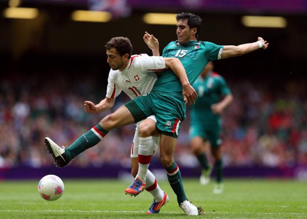En el segundo tiempo México se fue con todo a la zona rival. Admir Mehmedi y Nestor Vidrio en la gráfica.