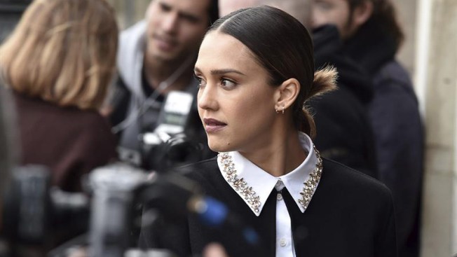 Jessica Alba presume su embarazo con sexy bikini