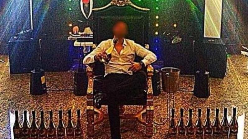 En las fotos, el presunto "Chino Antrax" presume sus armas, autos, casas, ropa, mujeres y viajes.