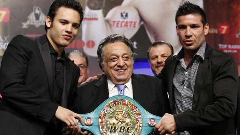 El mexicano Julio César Chávez Jr. (i), campeón de peso medio del Consejo Mundial de Boxeo (CMB), y el argentino Sergio 'Maravilla' Martínez (d) posan junto al presidente del consejo, José Sulaimán (c), durante una rueda de prensa en Ciudad de México. Los boxeadores se enfrentarán el 15 de septiembre en el Thomas and Mack Arena, de Las Vegas.