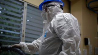 Trabajadores participan en una jornada de sanitización, limpieza y desinfección para prevenir el virus Coronavirus (COVID-19) en la red pública de hospitales este miércoles, en San Salvador (El Salvador). EFE/Rodrigo Sura/Archivo