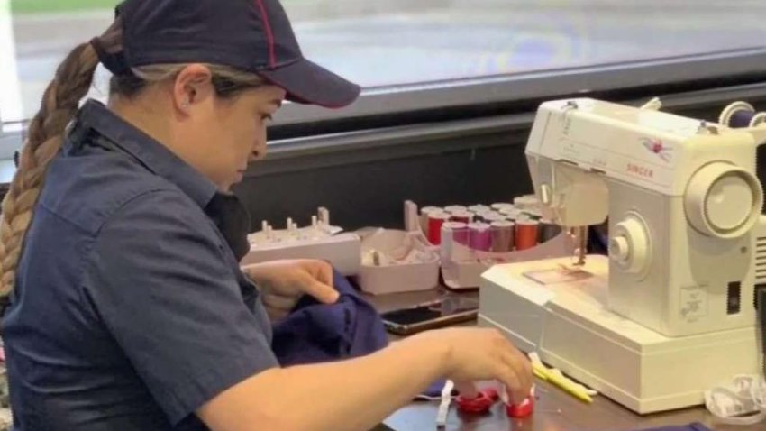 Empleadas hacen máscaras de tela para sus compañeros
