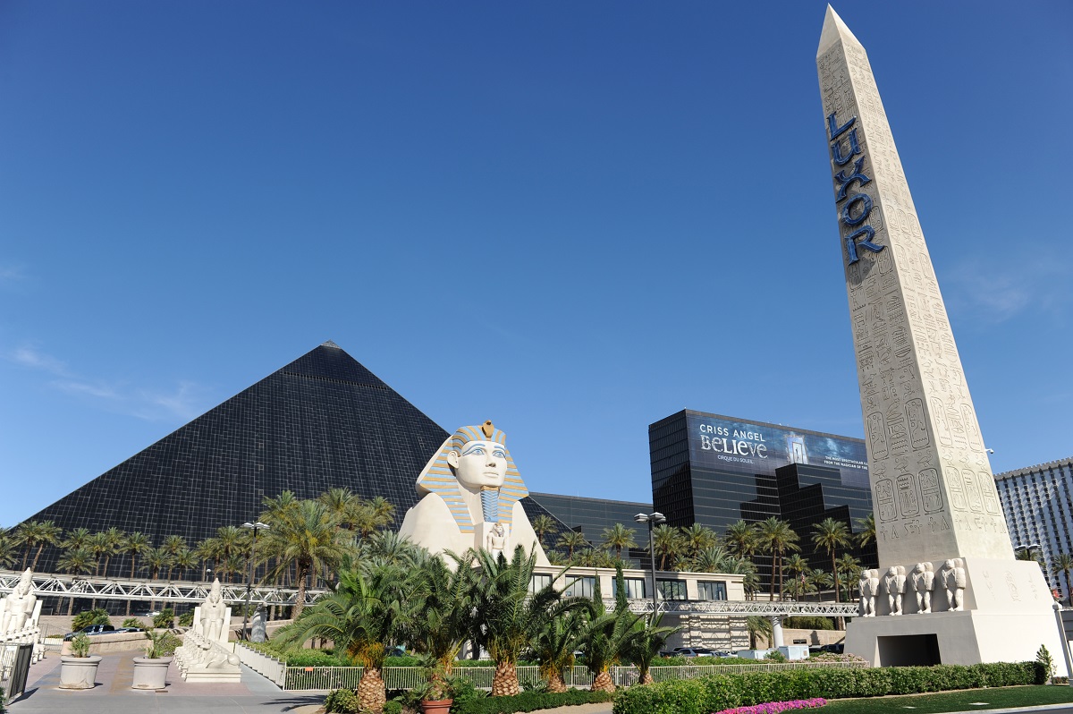 Luxor El Hotel Con La Luz Mas Brillosa Del Mundo Telemundo Las