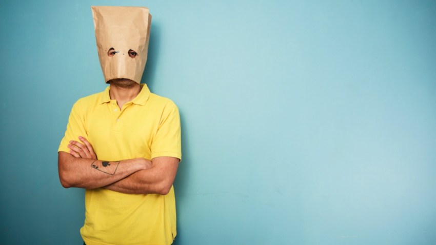 TLMD-hombre-con-bolsa-sobre-su-cabeza-rostro-tapado-con-bolsa-generica-shutterstock_175091537