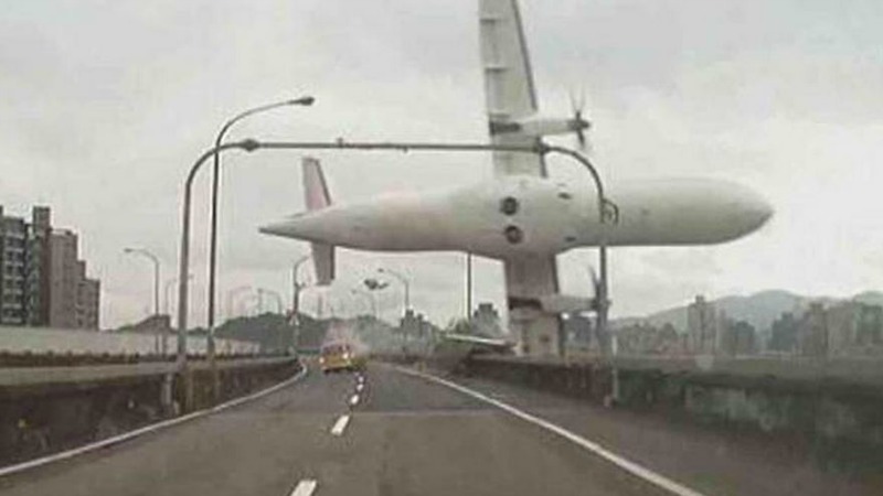 TLMD-taiwan-taipei-avion-estrellado-accidente-en-rio