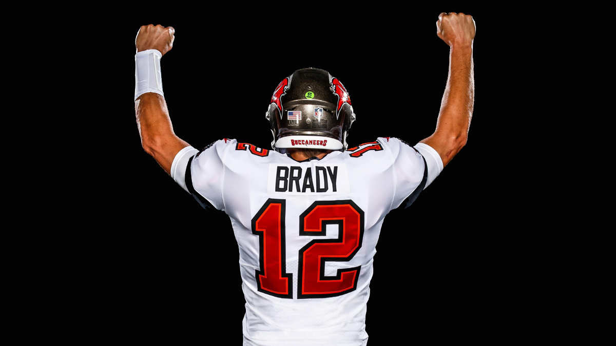 Buccaneers presentan a Tom Brady con su nuevo uniforme