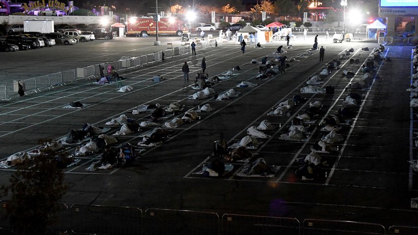 Tras reportarse caso de coronavirus en albergue, indigentes duermen en estacionamiento