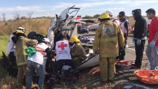 Rescatistas y paramédicos trabajan en el sitio donde la mañana del domingo se registró un accidente automovilístico en el kilómetro 35 de la carretera Ocozocoautla-Arriaga, en Chiapas.