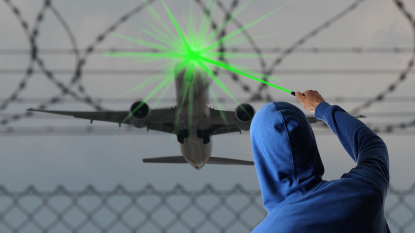 mexico-Apuntan-el-avion-del-papa-con-la-luz-de-un-laser