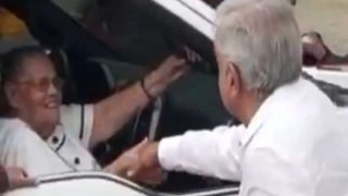 AMLO saluda a mamá del Chapo