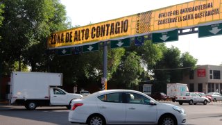 Entrada de automovilistas a la Central de Abastos, donde se colocaron 120 lonas de gran tamaño, para difundir el mensaje de Zona de Alto Riesgo en Ciudad de México.