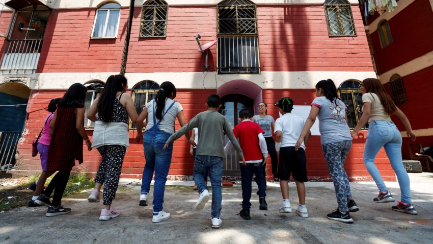 Niños y niñas juegan en Ciudad de México.