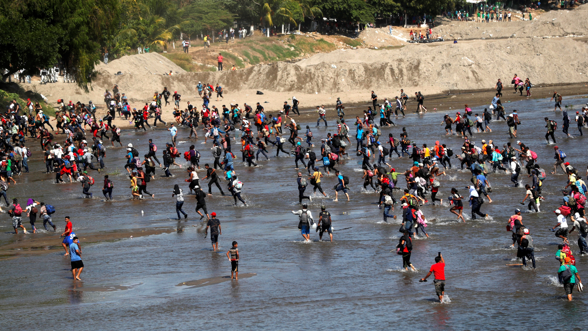 Cientos de migrantes se lanzan al río e ingresan a México Telemundo