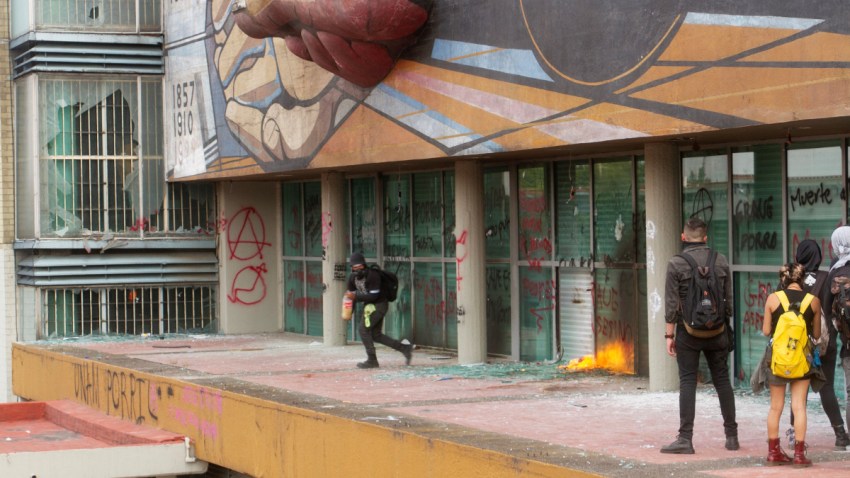 mexico-unam-rectoria-vandalismo