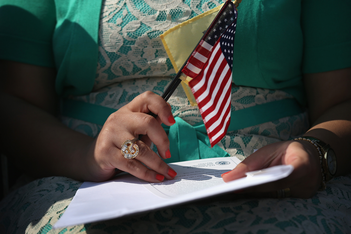 Por lo general, los residentes permanentes con ciertos años de residencia en EEUU califican para la ciudadanía de EEUU. Pero existen otras maneras también y aquí te explicamos algunas, junto con las formas más tradicionales.
