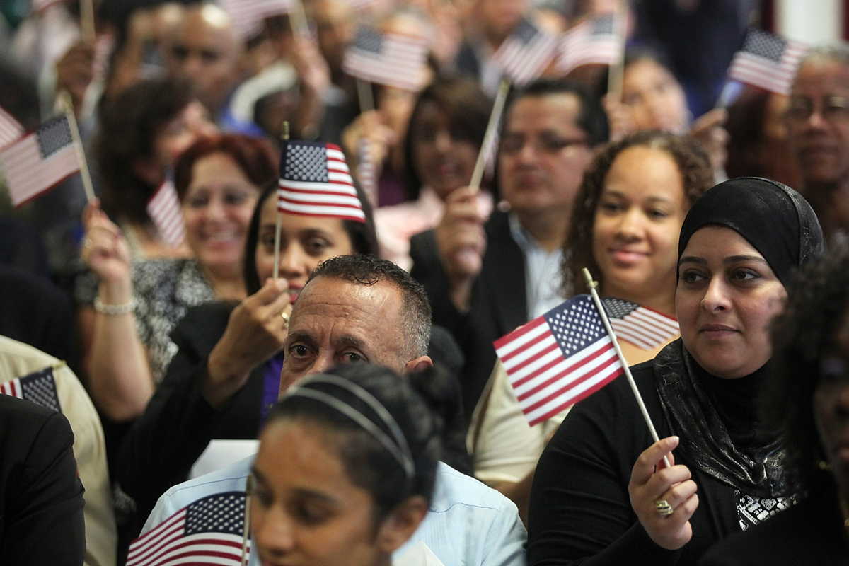Otra categoría: 'usted podría ser ciudadano de Estados Unidos si su padre o madre (biológicos o adoptivos), obtuvo la ciudadanía estadounidense antes de que usted cumpliera los 18 años de edad', según USCIS.