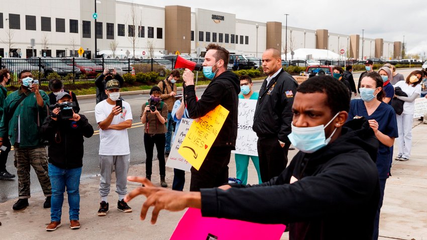Empleados de Amazon y otras grandes empresas protestan por mejores condiciones de trabajo ante el coronavirus