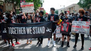 En la foto, decenas de personas se manifiestan en Juneteeth para pedir que termine el racismo en EEUU, este 19 de junio del 2020 en Washington D.C.