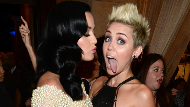 tlmd_miley_cyrrus_kisses_katie_perry