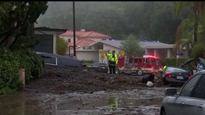 Intensa tormenta en Los Ángeles deja atorada a una limusina que regresaba de los Grammy