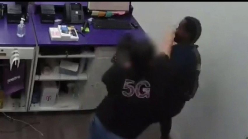 En video: con sus propias manos, hispana se enfrenta a un peligroso ladrón