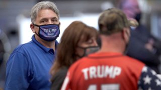 Hombre esperando en evento donde habló el presidente Trump en Ohio el 6 de agosto.