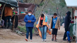 Varias personas en una campamento al aire libre