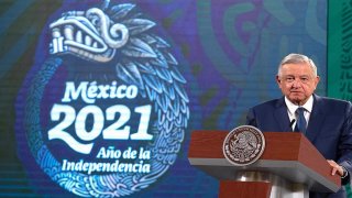 AMLO junto al logotipo del bicentenario de la independencia de México