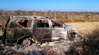 Vehículo calcinado en Camargo, Tamaulipas