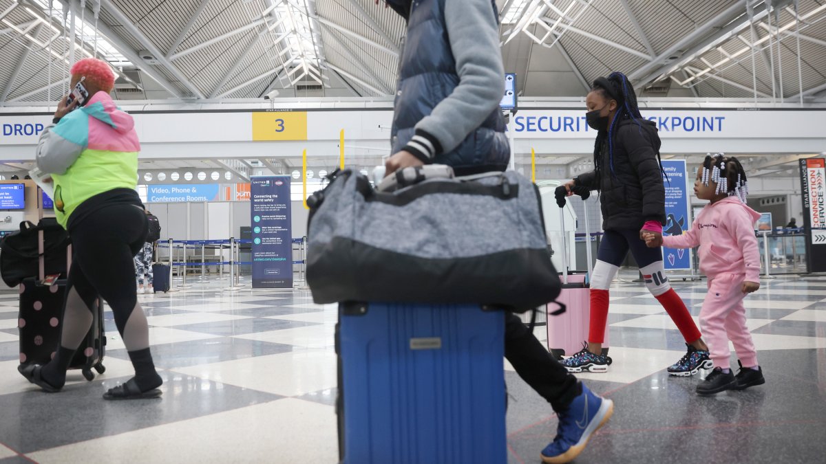 Extienden uso de mascarillas en aviones, trenes y autobuses a enero – Telemundo Las Vegas - Vimarsana News