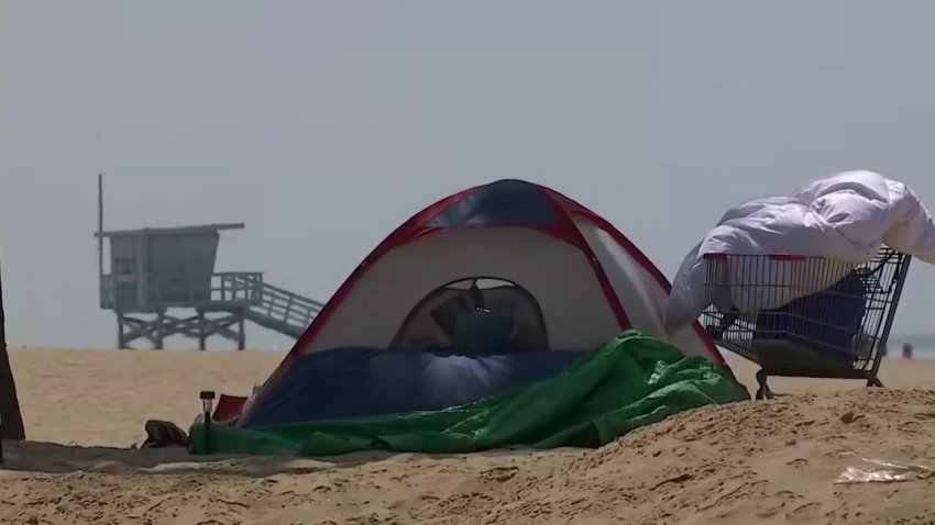 Proponen establecer campamentos provisionales para personas sin hogar en las playas