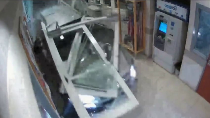En video: acusado de estrellar su auto contra estación de policía tras amenazar de muerte a oficiales