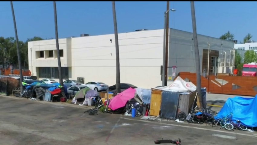 Residentes de Los Ángeles se oponen a reubicación de indigentes