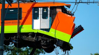 Uno de los vagones del metro de Ciudad de México queda volando al colapsar la vía alta por la que transita