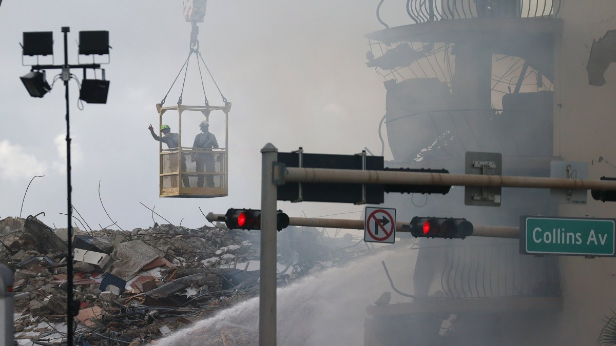 Derrumbe de edificio en Miami Beach: Incendio bajo los escombros dificulta labores de rescate – Telemundo Las Vegas - Vimarsana News