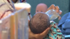 Solo horas de nacido: abandonan a bebé dentro del basurero de un baño en California