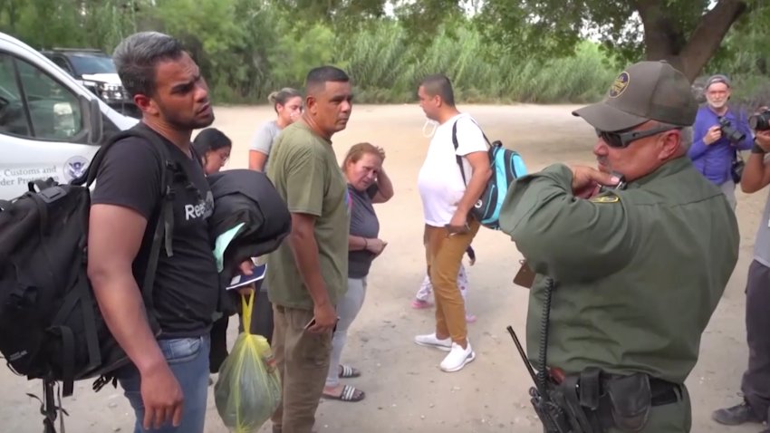 Migrantes venezolanos abandonan campamentos fronterizos y cruzan a EEUU