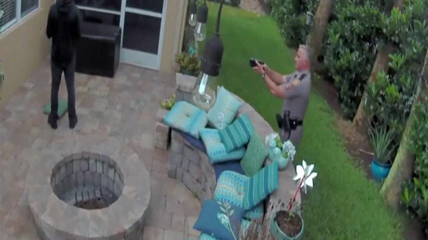 Video: oficial dispara con una pistola Taser a joven de 16 años en el patio de la casa de su novia