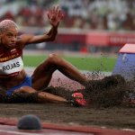La venezolana Yulimar Rojas compite en las rondas preliminares del grupo A de triple salto femenino durante los Juegos Olímpicos 2020, este viernes en el Estadio Olímpico de Tokio (Japón)