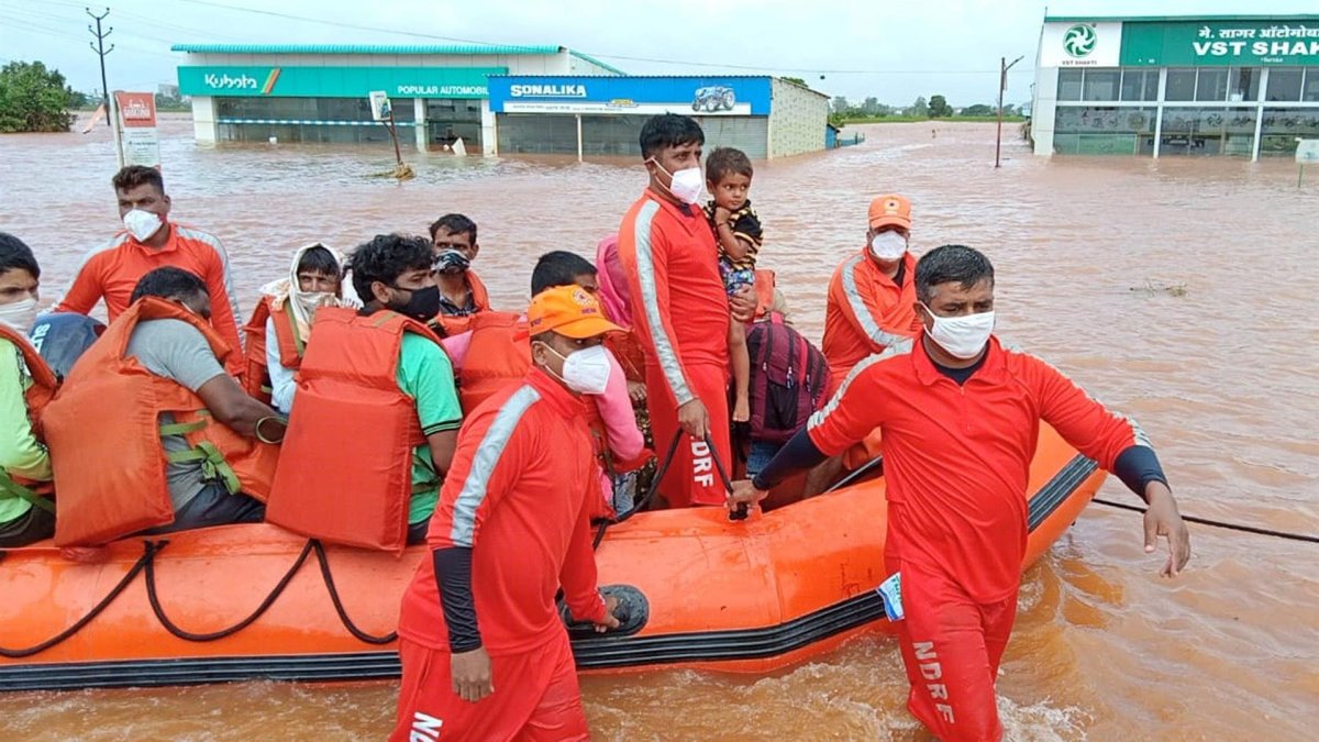 India más de 100 muertos por deslizamientos de tierra y las