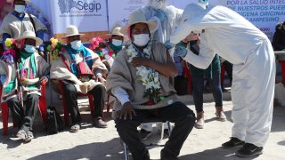 Un hombre recibe la vacuna contra COVID-19 en El Alto