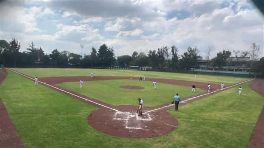 López Obrador se lastima ligeramente practicando béisbol