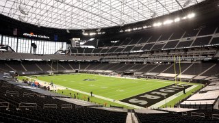 Fotografía del campo del estado Allegiant antes de un juego de Los Raiders de Las Vegas.