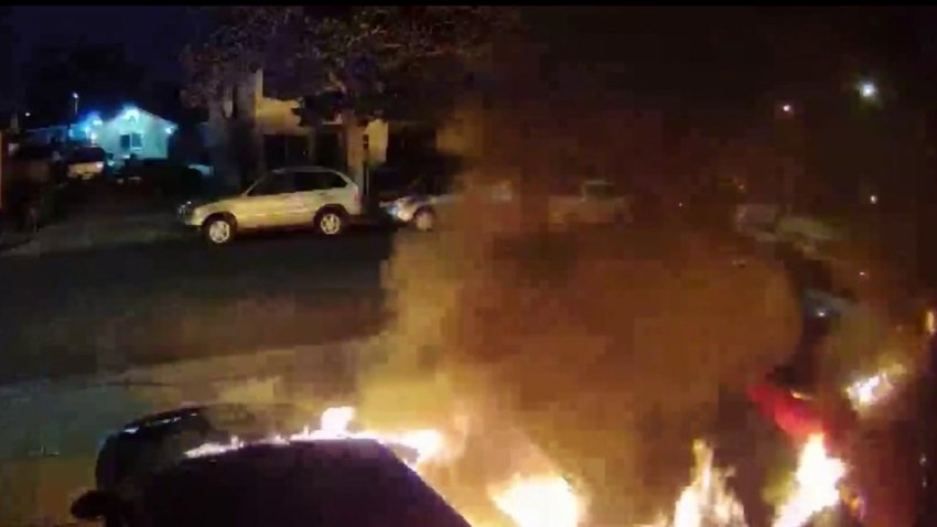 Pirómano destruye varios vehículos en Carson