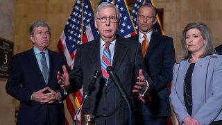 McConnell describió el ataque perpetrado por una turba de seguidores de Trump el 6 de enero del año pasado como una “insurrección violenta con el propósito de tratar de evitar la transferencia pacífica del poder”.
