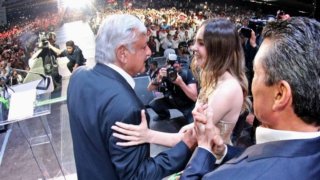 Fotografía de López Obrador con Belinda